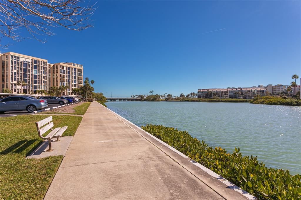 Active With Contract: $260,000 (1 beds, 1 baths, 925 Square Feet)