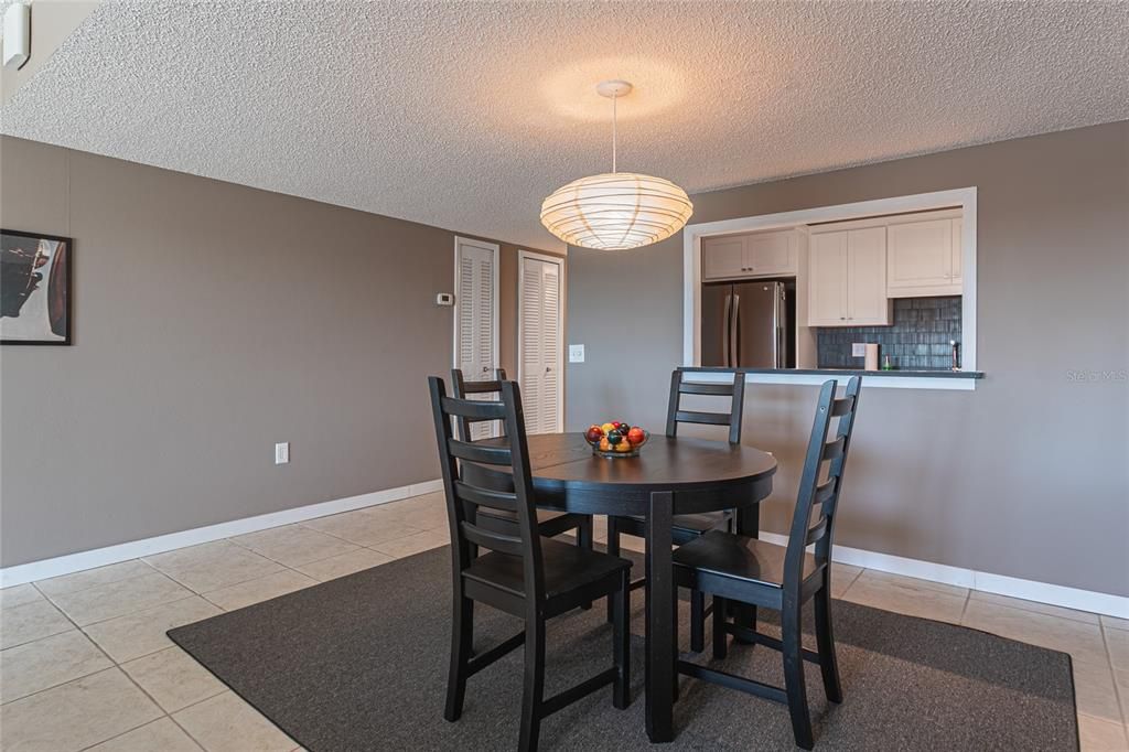 Active With Contract: $260,000 (1 beds, 1 baths, 925 Square Feet)