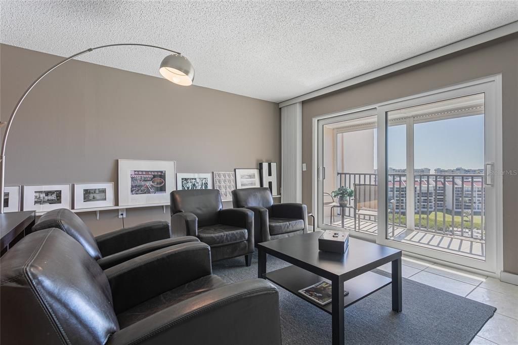 Active With Contract: $260,000 (1 beds, 1 baths, 925 Square Feet)