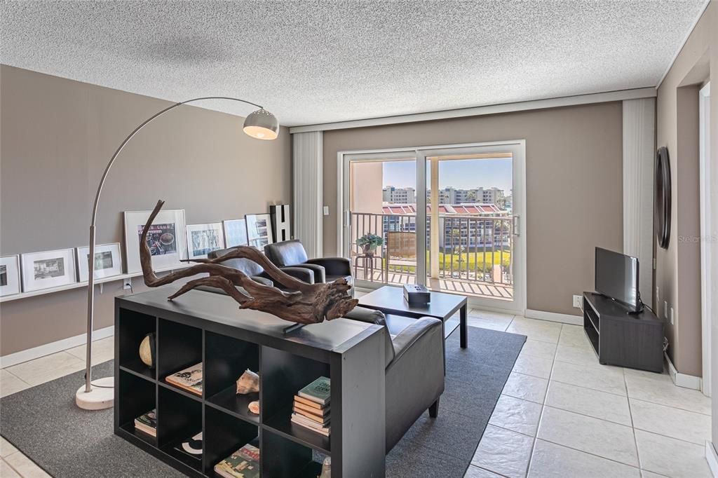Active With Contract: $260,000 (1 beds, 1 baths, 925 Square Feet)
