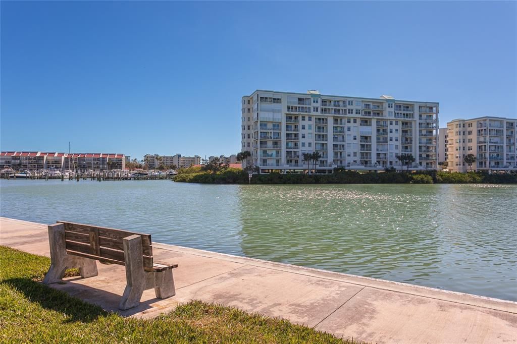 Active With Contract: $260,000 (1 beds, 1 baths, 925 Square Feet)