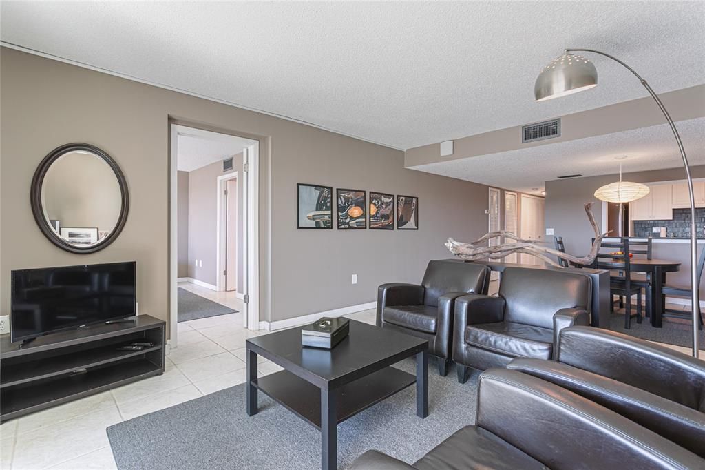 Active With Contract: $260,000 (1 beds, 1 baths, 925 Square Feet)