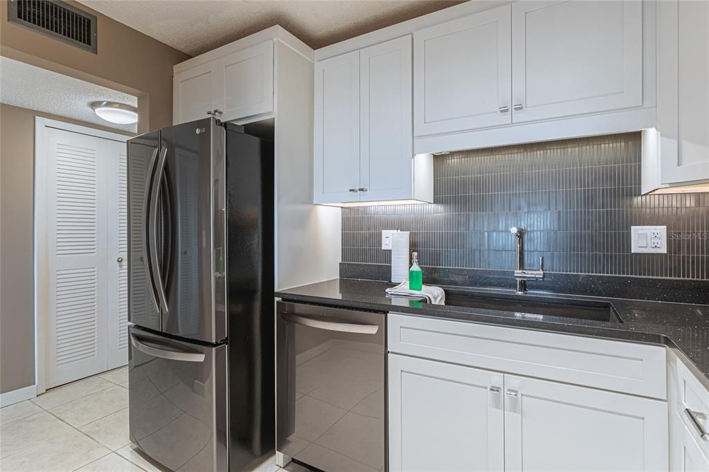 Active With Contract: $260,000 (1 beds, 1 baths, 925 Square Feet)