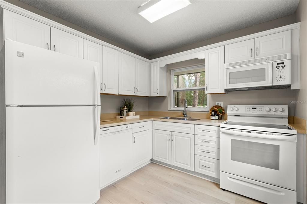 Active With Contract: $202,000 (2 beds, 2 baths, 1025 Square Feet)