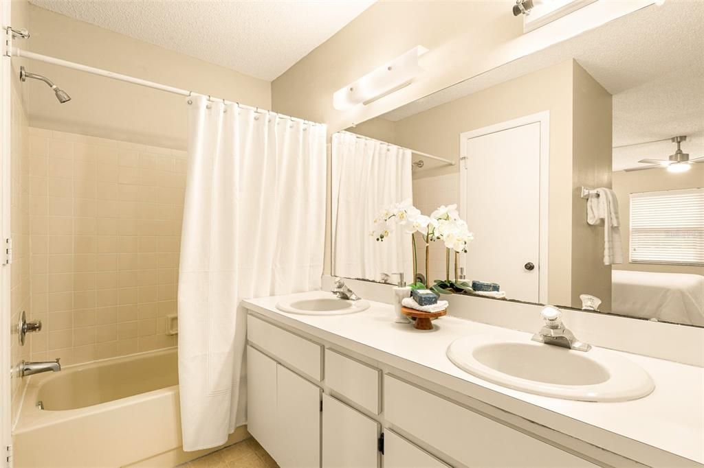 Active With Contract: $202,000 (2 beds, 2 baths, 1025 Square Feet)