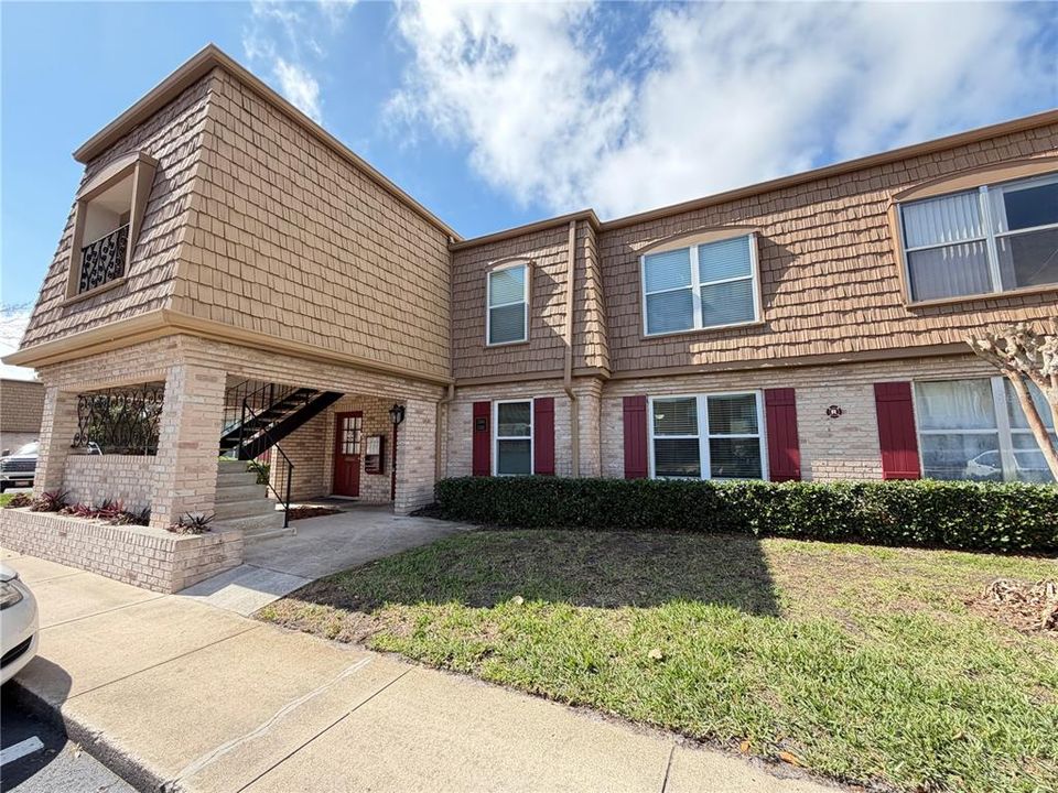 Active With Contract: $1,750 (2 beds, 2 baths, 987 Square Feet)