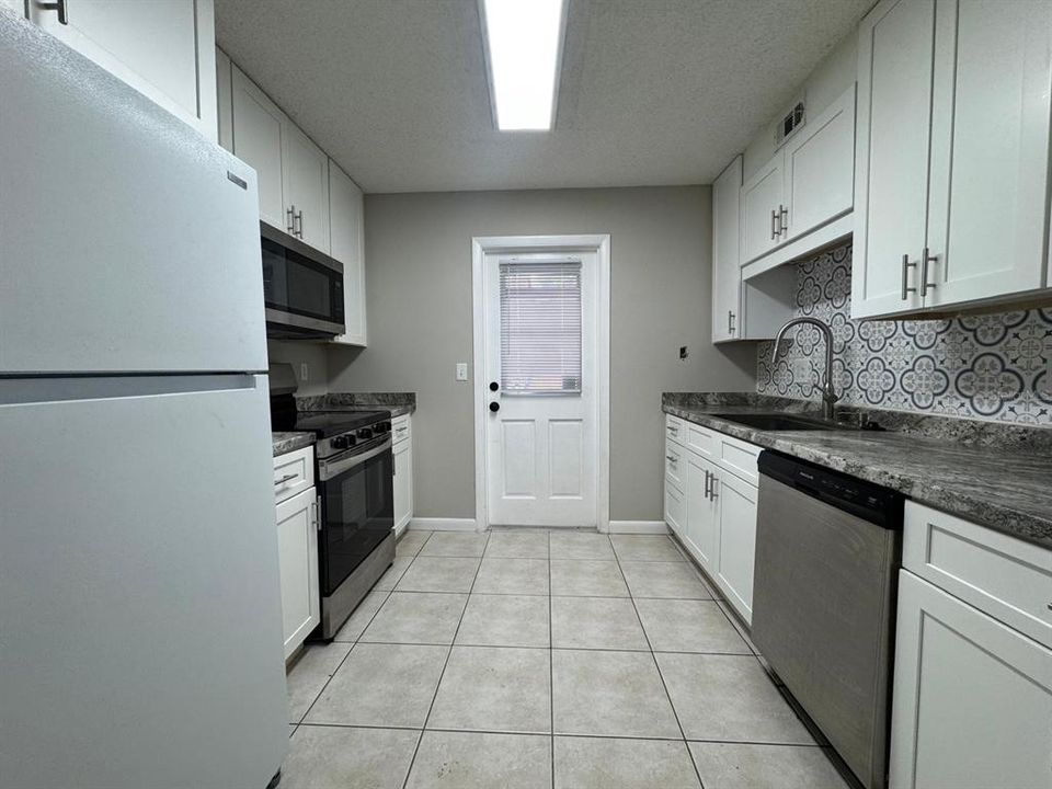 Active With Contract: $1,750 (2 beds, 2 baths, 987 Square Feet)