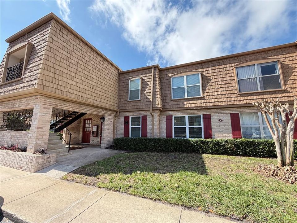 Active With Contract: $1,750 (2 beds, 2 baths, 987 Square Feet)