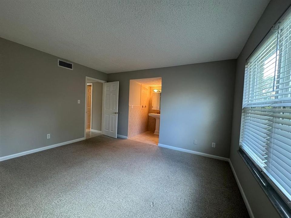 Active With Contract: $1,750 (2 beds, 2 baths, 987 Square Feet)