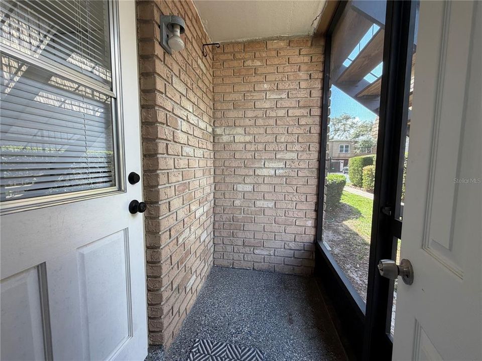 Active With Contract: $1,750 (2 beds, 2 baths, 987 Square Feet)