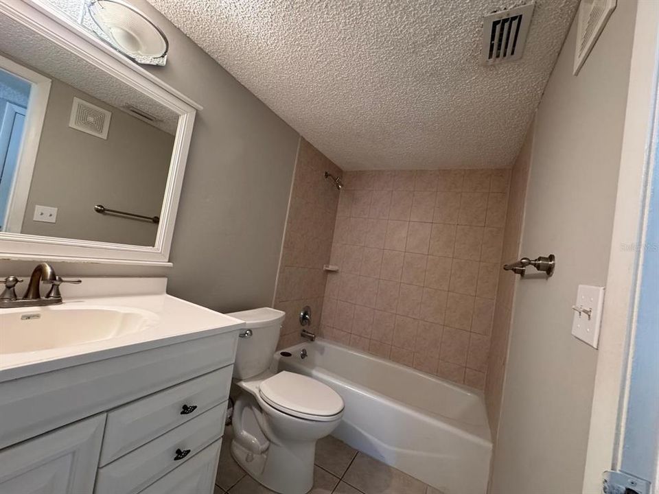 Active With Contract: $1,750 (2 beds, 2 baths, 987 Square Feet)