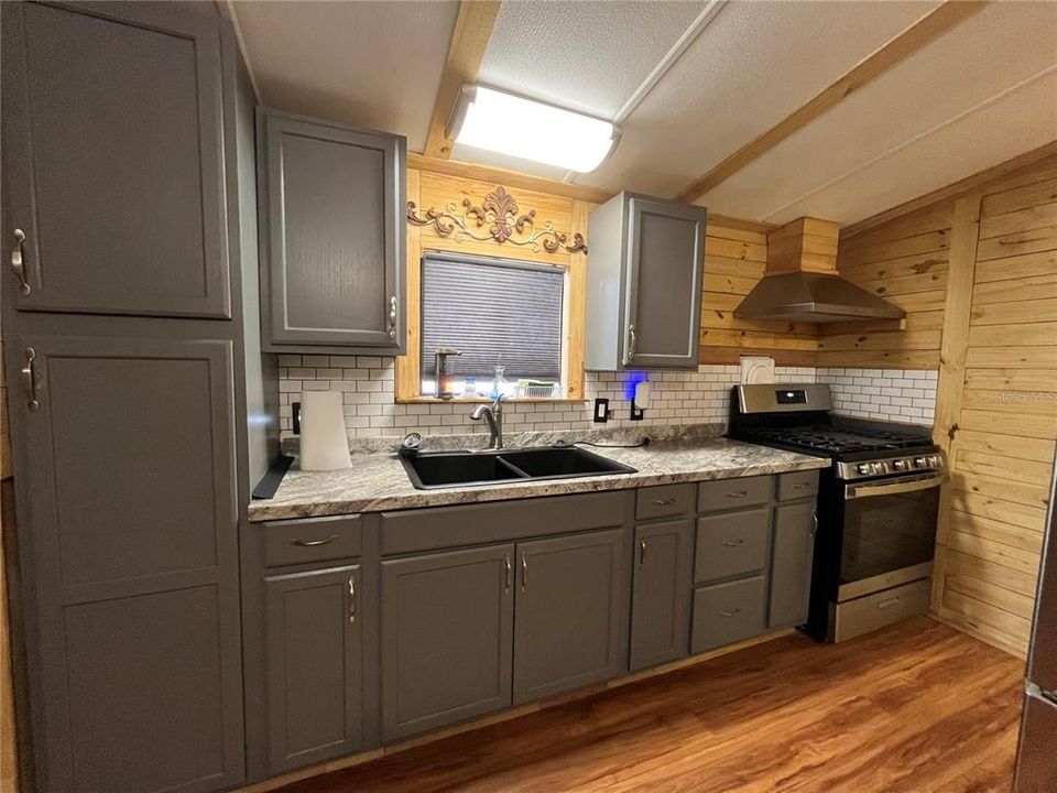 For Sale: $99,900 (2 beds, 1 baths, 728 Square Feet)