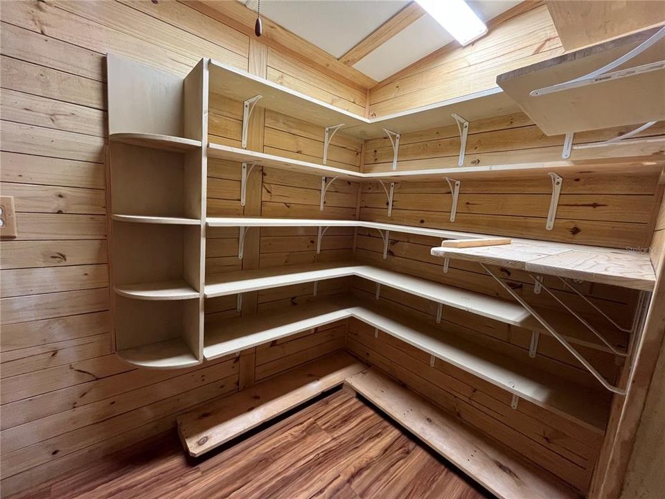 For Sale: $99,900 (2 beds, 1 baths, 728 Square Feet)