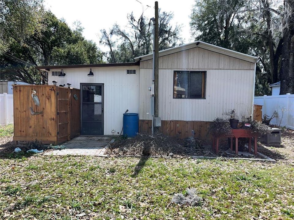 For Sale: $99,900 (2 beds, 1 baths, 728 Square Feet)