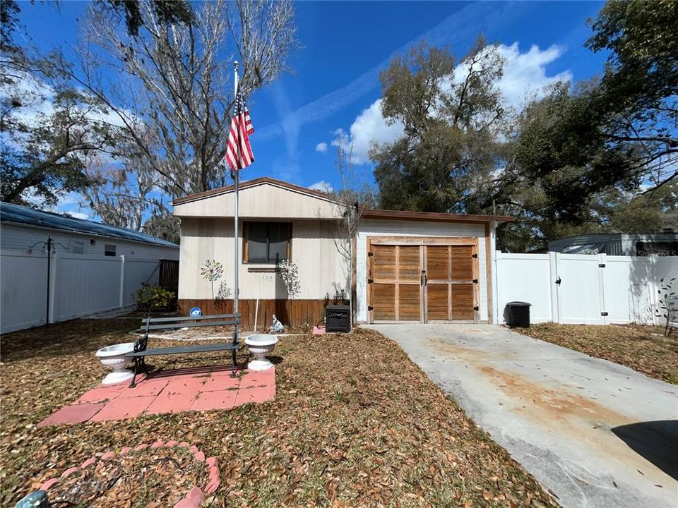 For Sale: $99,900 (2 beds, 1 baths, 728 Square Feet)