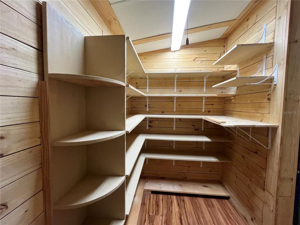 For Sale: $99,900 (2 beds, 1 baths, 728 Square Feet)