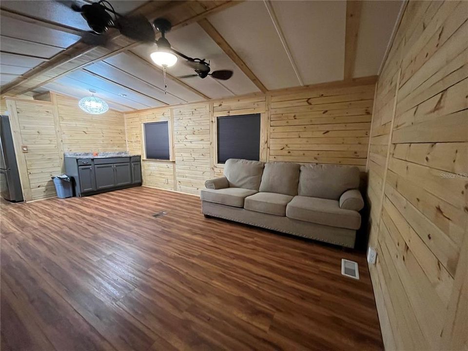 For Sale: $99,900 (2 beds, 1 baths, 728 Square Feet)