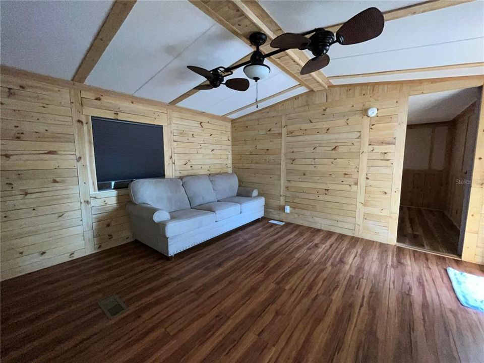 For Sale: $99,900 (2 beds, 1 baths, 728 Square Feet)