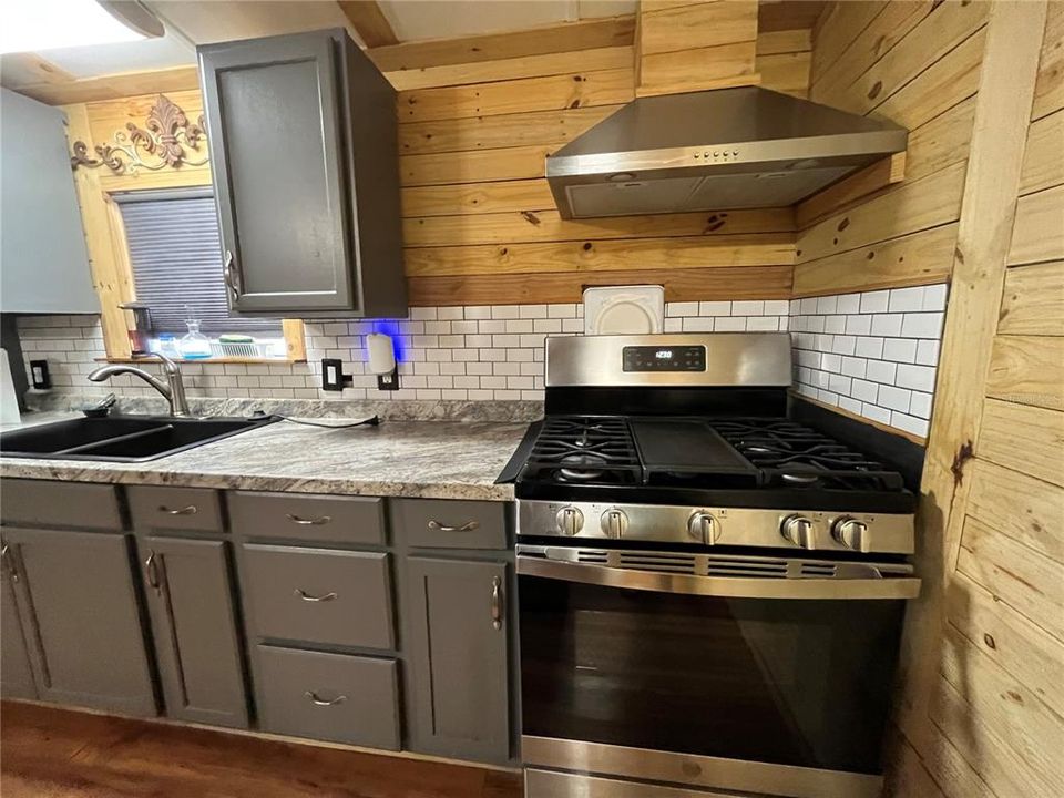 For Sale: $99,900 (2 beds, 1 baths, 728 Square Feet)