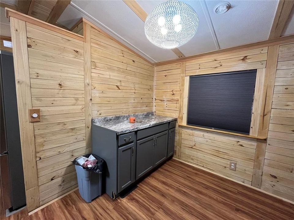 For Sale: $99,900 (2 beds, 1 baths, 728 Square Feet)