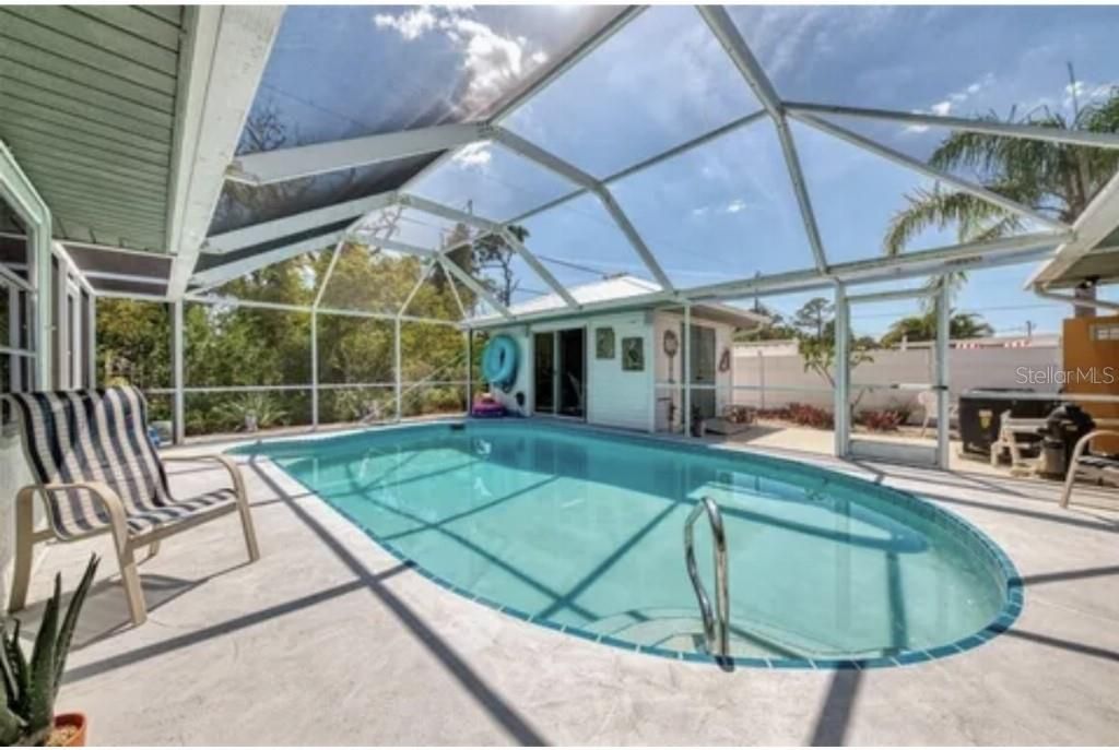 Под контрактом: $349,900 (2 спален, 2 ванн, 1700 Квадратных фут)