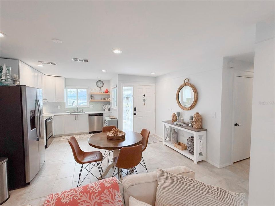 Active With Contract: $316,000 (2 beds, 2 baths, 1096 Square Feet)