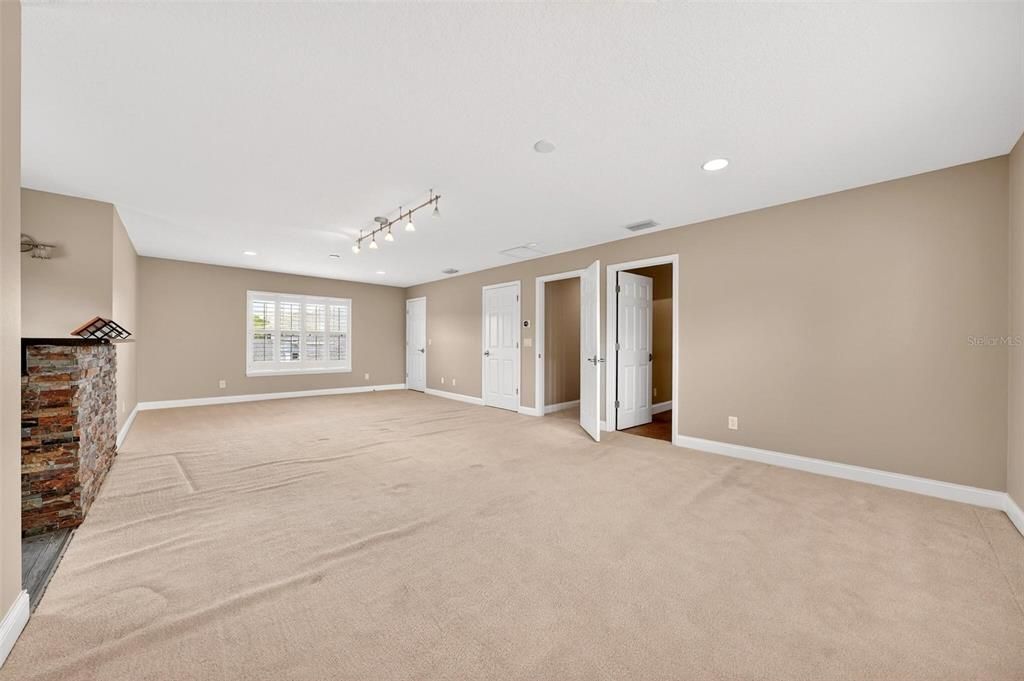 For Sale: $1,050,000 (5 beds, 4 baths, 4279 Square Feet)