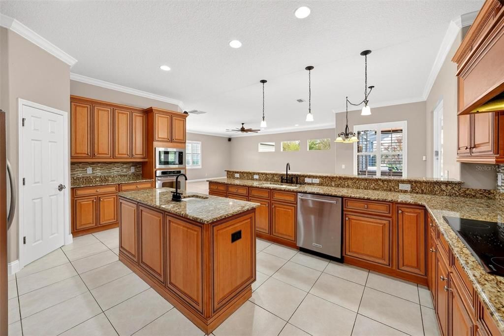 For Sale: $1,050,000 (5 beds, 4 baths, 4279 Square Feet)