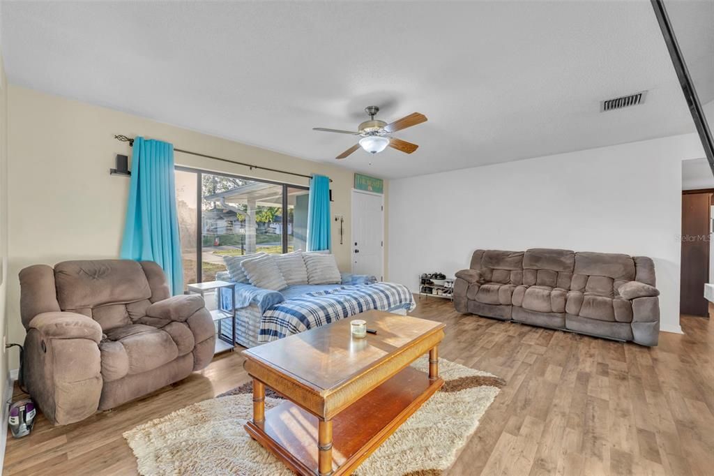 Activo con contrato: $249,900 (2 camas, 2 baños, 1079 Pies cuadrados)