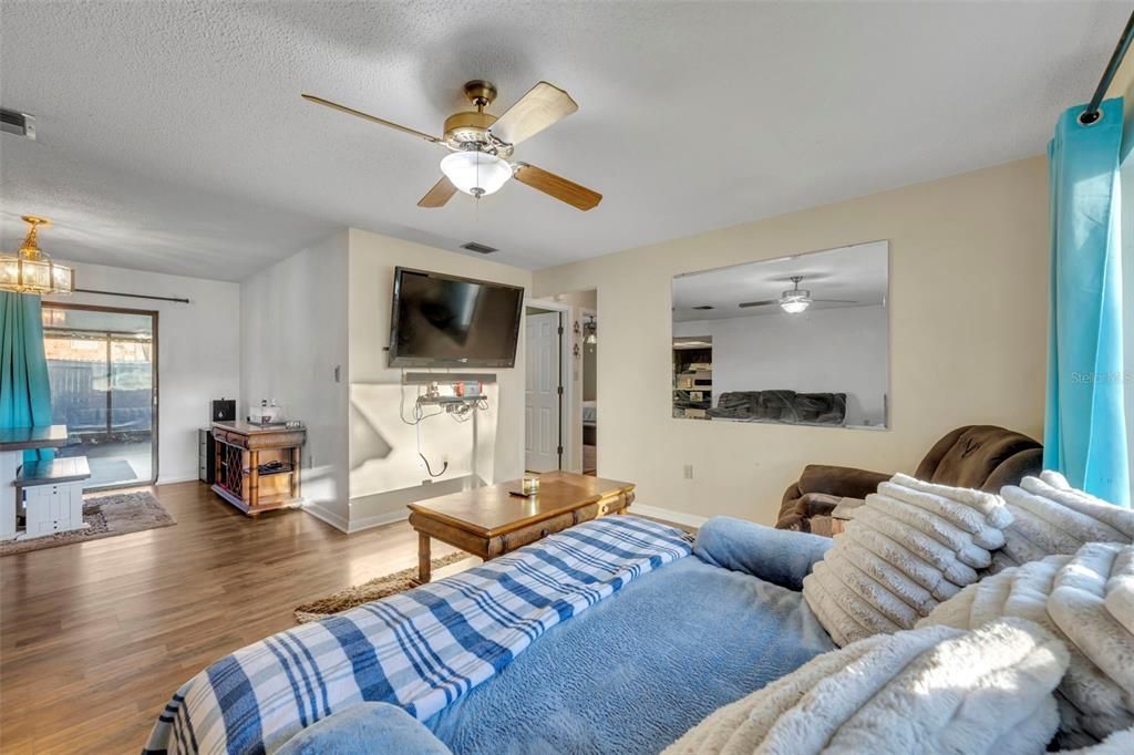 Activo con contrato: $249,900 (2 camas, 2 baños, 1079 Pies cuadrados)