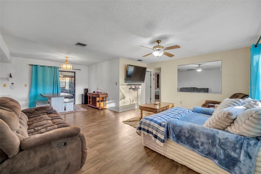 Activo con contrato: $249,900 (2 camas, 2 baños, 1079 Pies cuadrados)