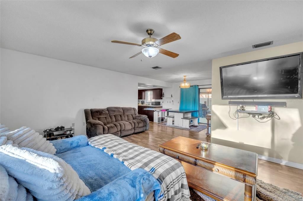 Activo con contrato: $249,900 (2 camas, 2 baños, 1079 Pies cuadrados)