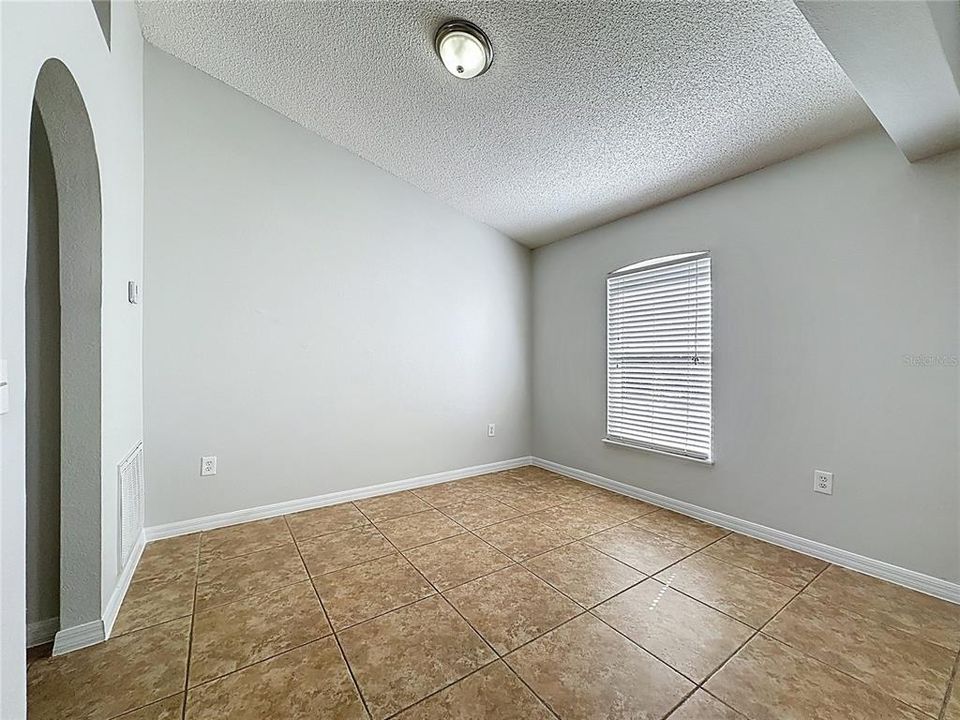 Activo con contrato: $1,775 (4 camas, 2 baños, 1806 Pies cuadrados)