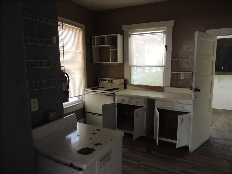 Active With Contract: $180,000 (2 beds, 0 baths, 1316 Square Feet)