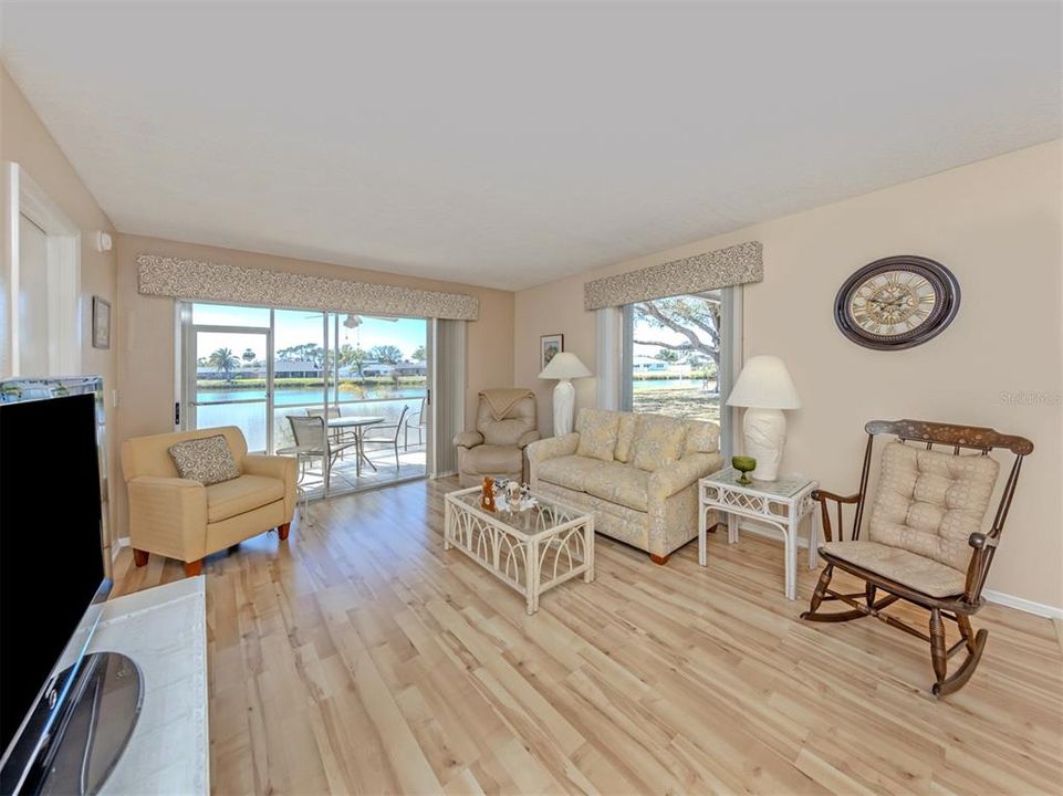 Active With Contract: $249,900 (2 beds, 2 baths, 1160 Square Feet)