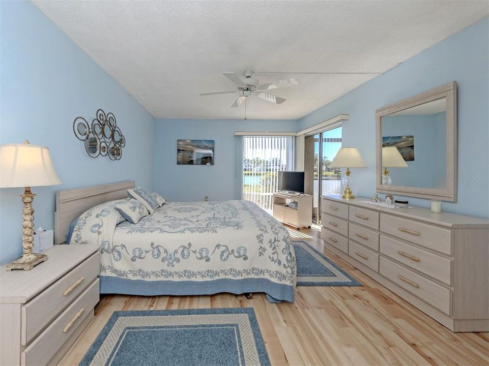 Active With Contract: $249,900 (2 beds, 2 baths, 1160 Square Feet)