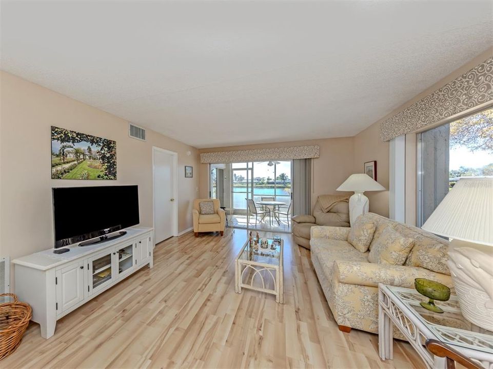 Active With Contract: $249,900 (2 beds, 2 baths, 1160 Square Feet)