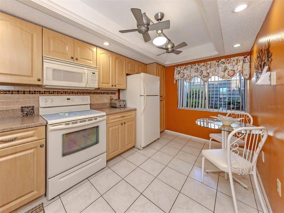 Active With Contract: $249,900 (2 beds, 2 baths, 1160 Square Feet)