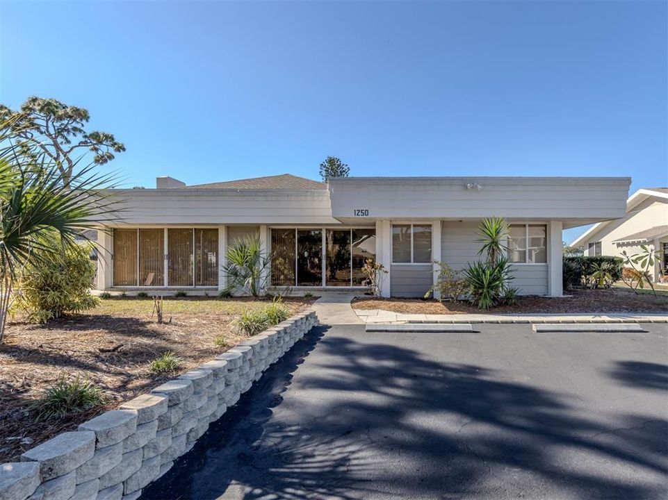 Active With Contract: $249,900 (2 beds, 2 baths, 1160 Square Feet)