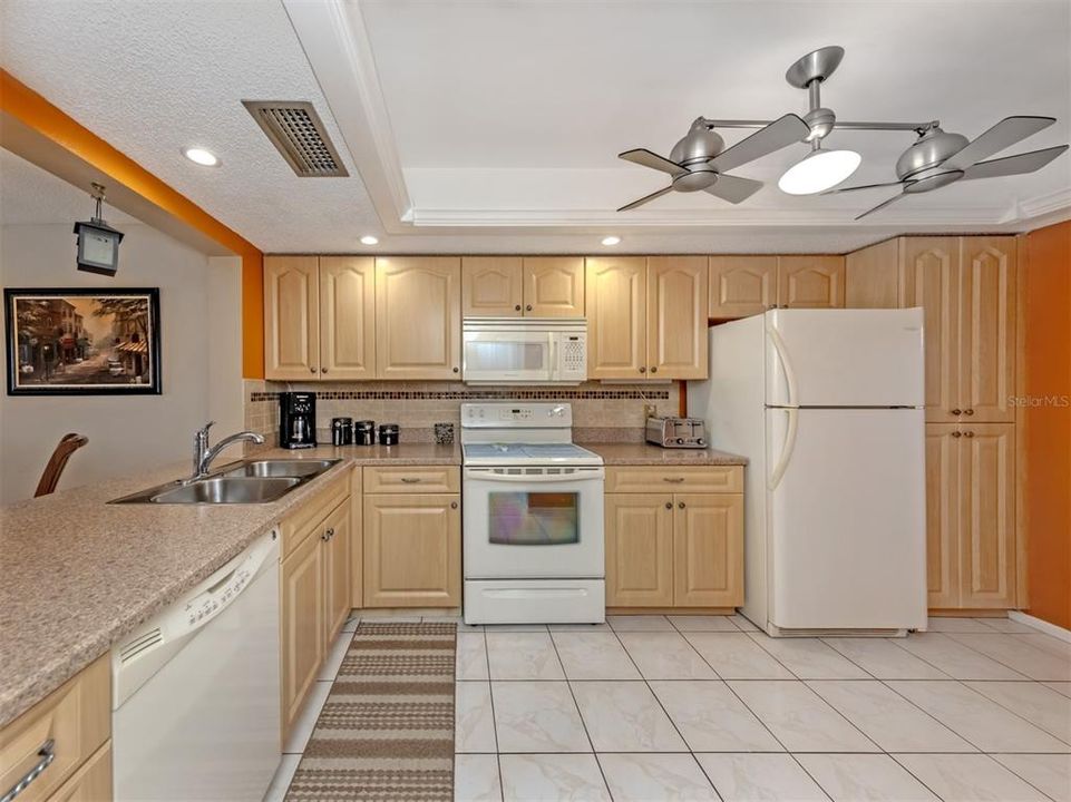 Active With Contract: $249,900 (2 beds, 2 baths, 1160 Square Feet)