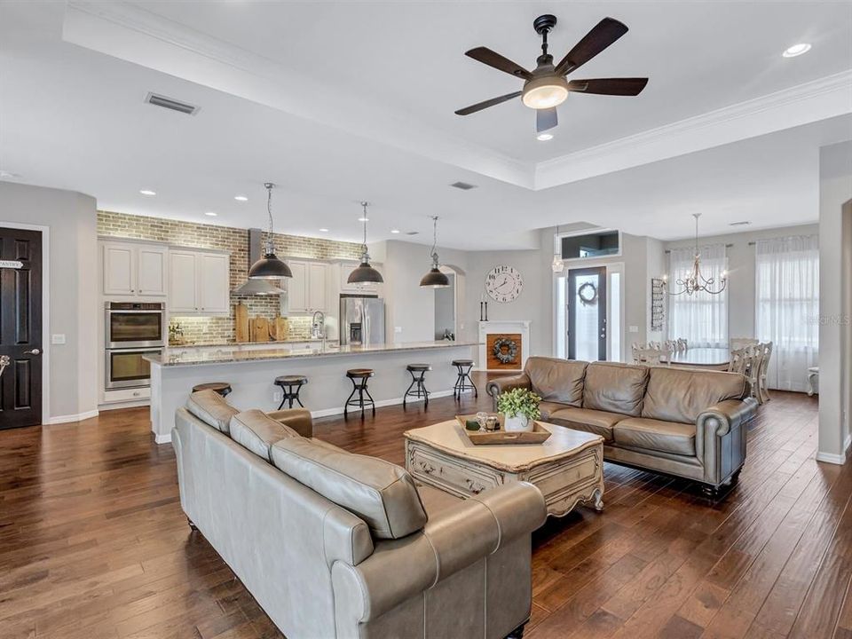 For Sale: $800,000 (3 beds, 3 baths, 2581 Square Feet)