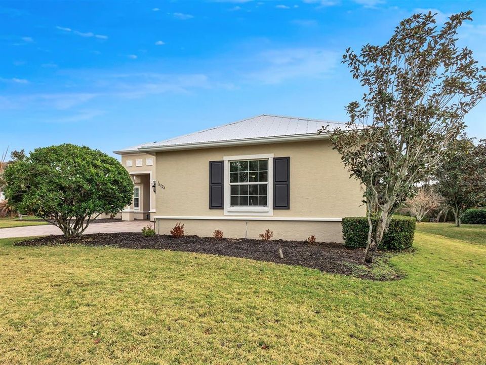 For Sale: $800,000 (3 beds, 3 baths, 2581 Square Feet)