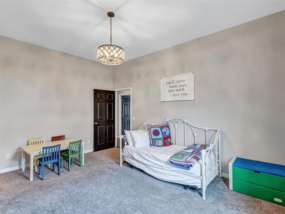 For Sale: $800,000 (3 beds, 3 baths, 2581 Square Feet)