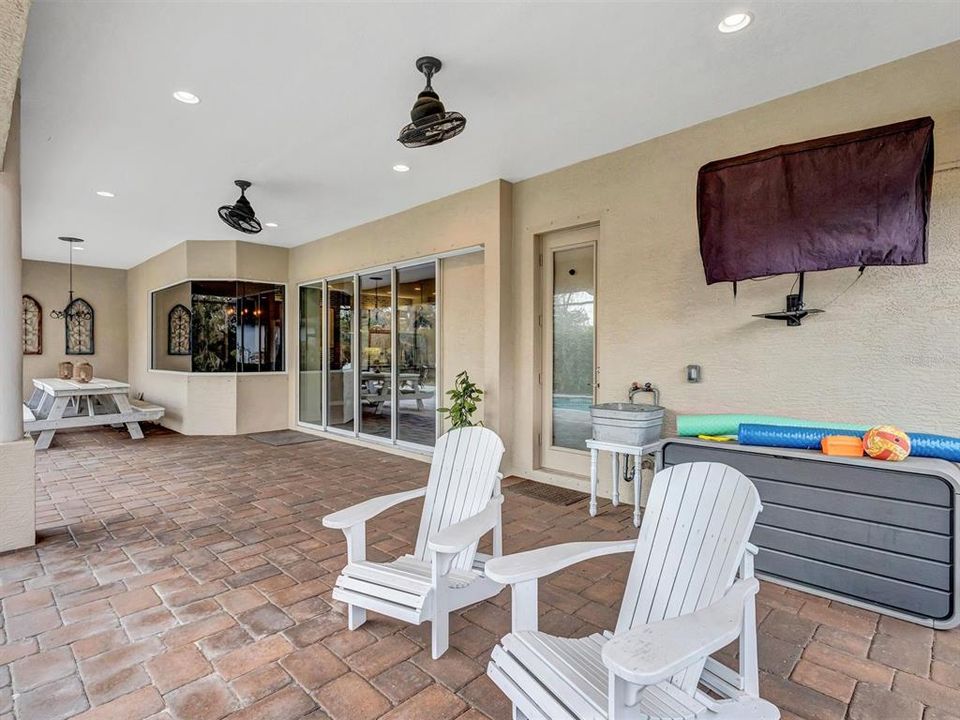 For Sale: $800,000 (3 beds, 3 baths, 2581 Square Feet)