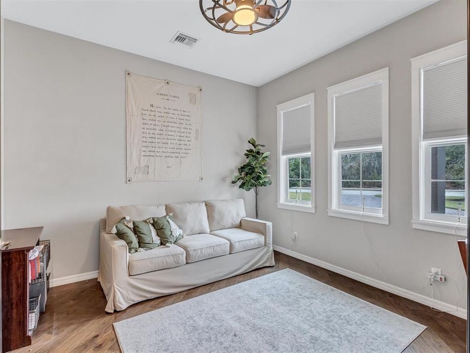 For Sale: $800,000 (3 beds, 3 baths, 2581 Square Feet)