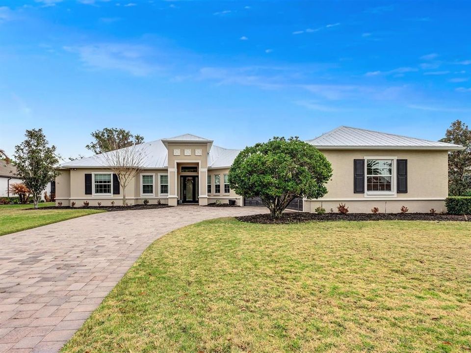 For Sale: $800,000 (3 beds, 3 baths, 2581 Square Feet)