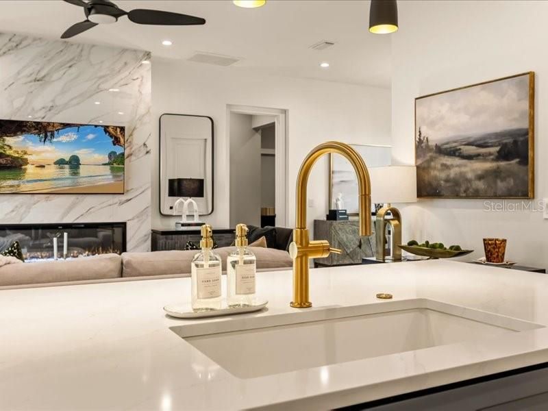 Activo con contrato: $899,000 (3 camas, 2 baños, 1884 Pies cuadrados)