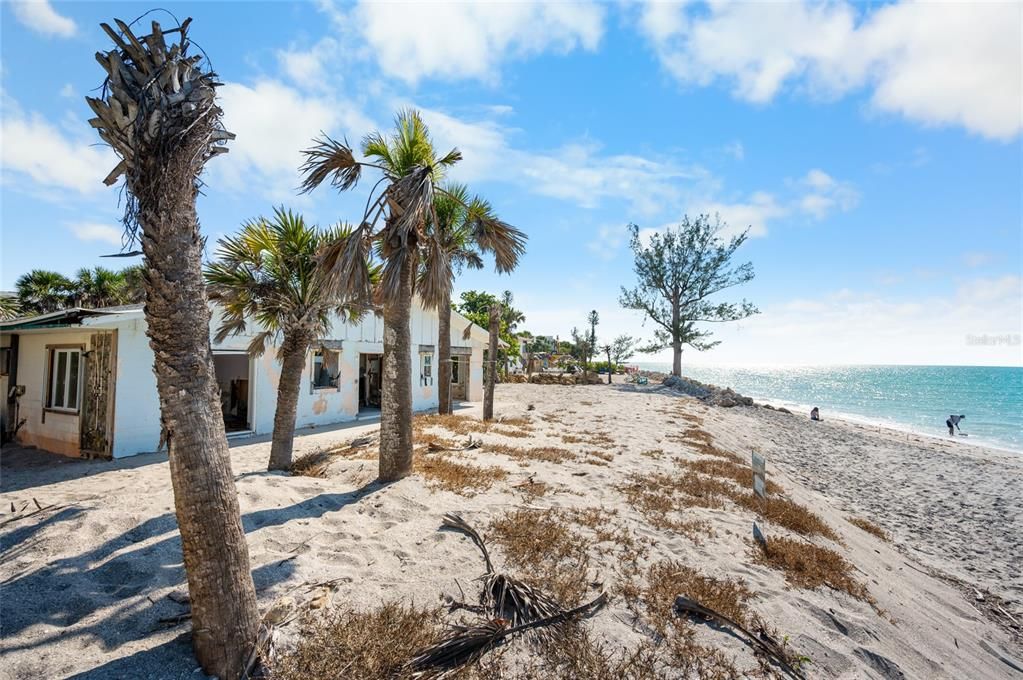 На продажу: $1,200,000 (0.43 acres)