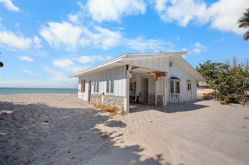 На продажу: $1,200,000 (0.43 acres)