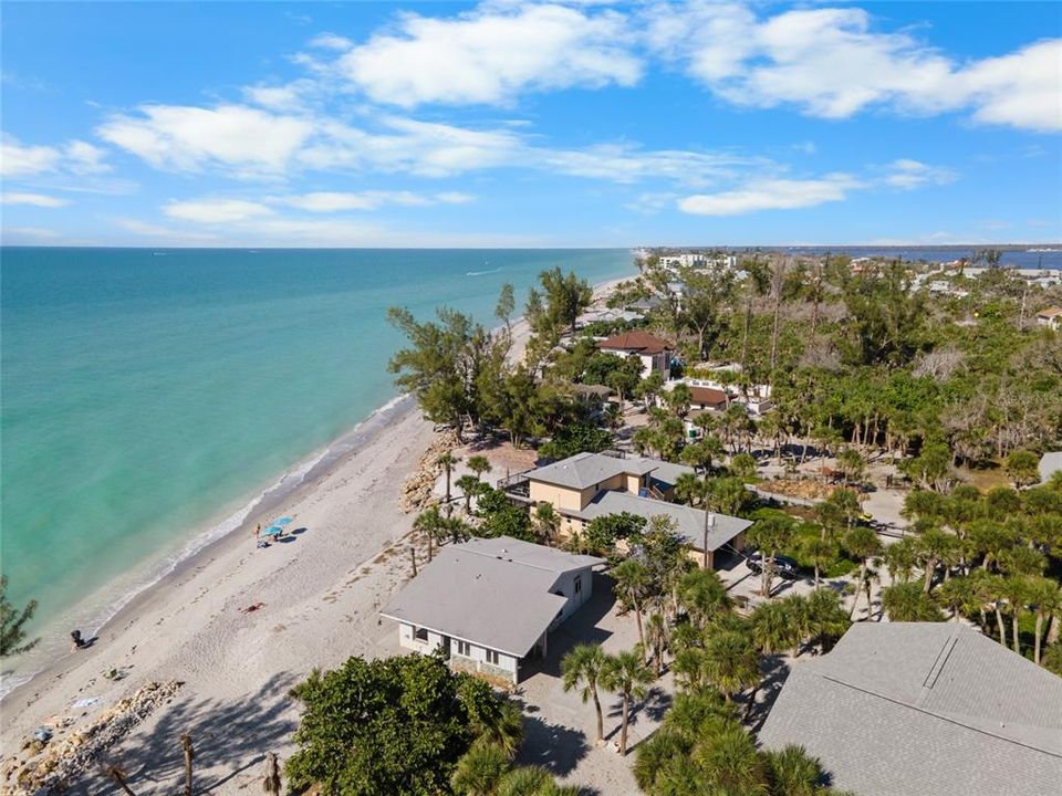 На продажу: $1,200,000 (0.43 acres)